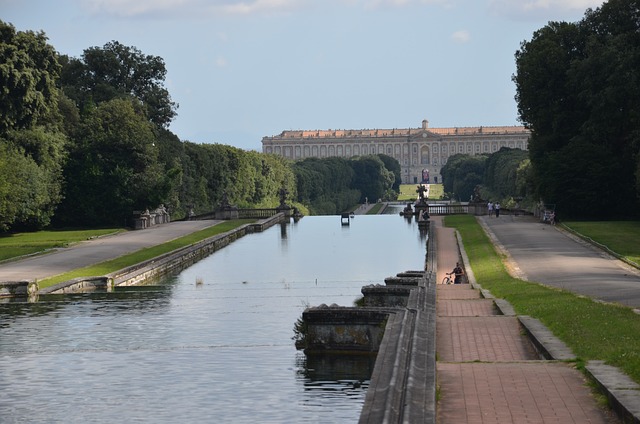 Eccellente esempio del tardo Barocco europeo, la Reggia di Caserta, coluta dai Borbone, è dal 1997 patrimonio dell’Umanità UNESCO.